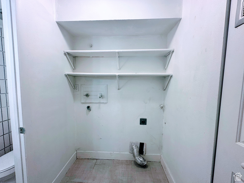 Washroom with hookup for a washing machine, baseboards, laundry area, and electric dryer hookup