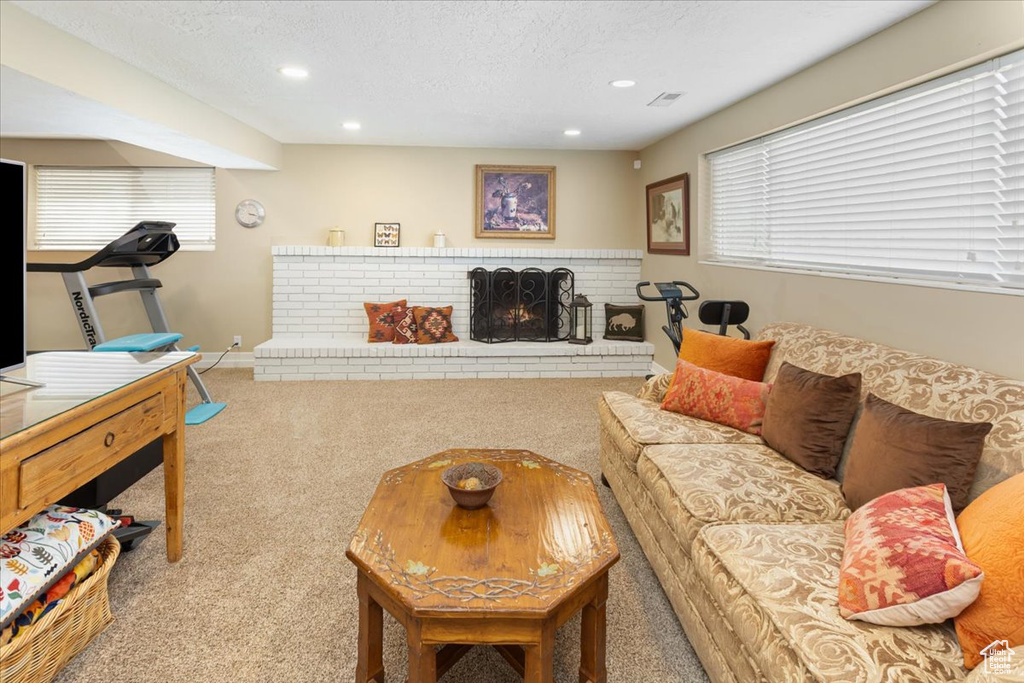 Living area with a healthy amount of sunlight, carpet flooring, visible vents, and recessed lighting