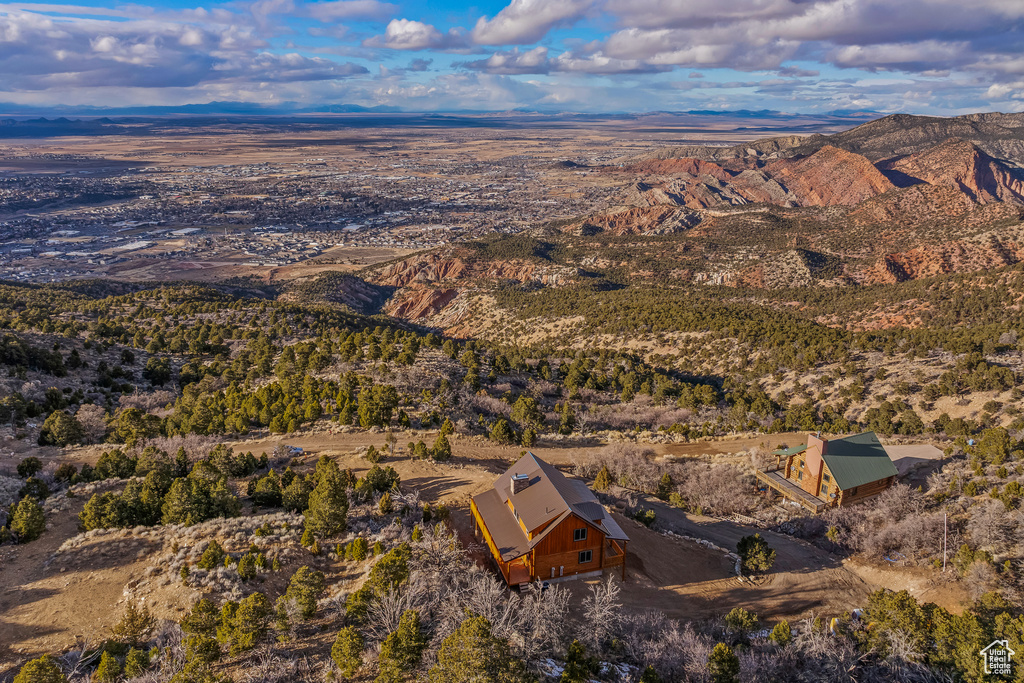 Bird\'s eye view with a mountain view