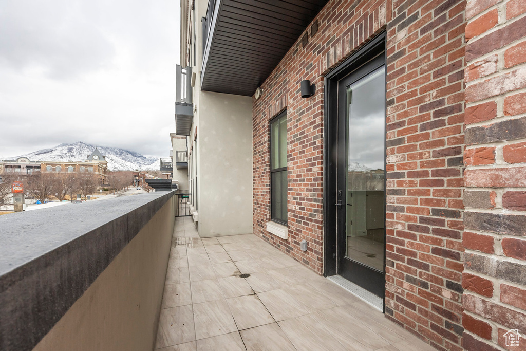 Balcony featuring a mountain view