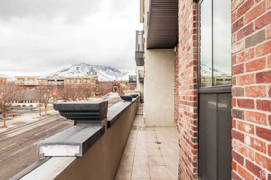 Balcony featuring a mountain view