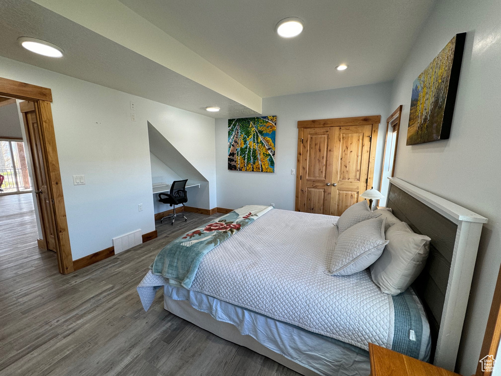 Bedroom featuring recessed lighting, wood finished floors, visible vents, and baseboards