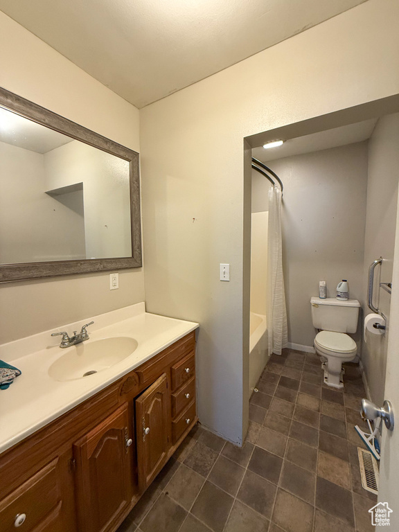 Full bathroom featuring toilet, visible vents, shower / tub combo with curtain, and vanity