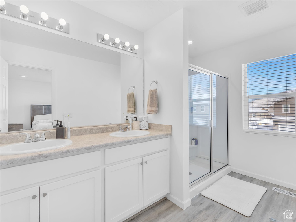 Ensuite bathroom featuring visible vents, a sink, and ensuite bath