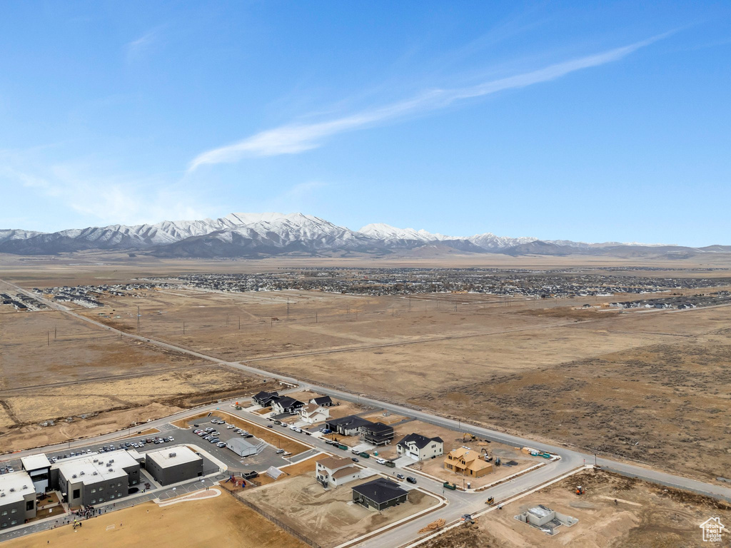 Aerial view with a mountain view