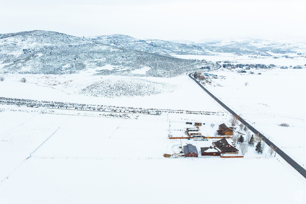Snowy aerial view featuring a mountain view