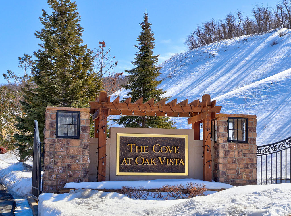 Community / neighborhood sign featuring a mountain view