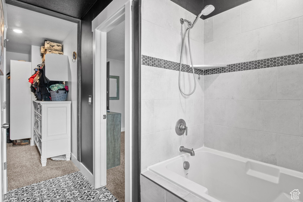 Bathroom featuring tiled shower / bath