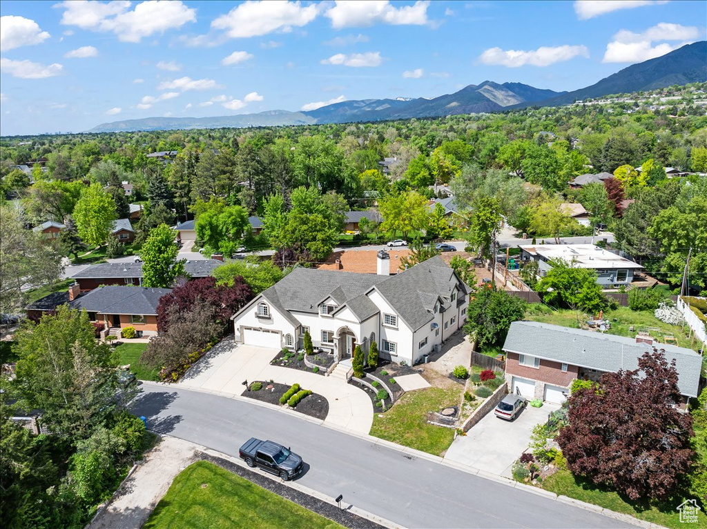 Bird's eye view featuring a residential view and a mountain view