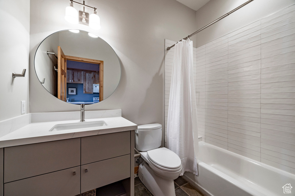 Full bathroom featuring toilet, vanity, and shower / bath combo