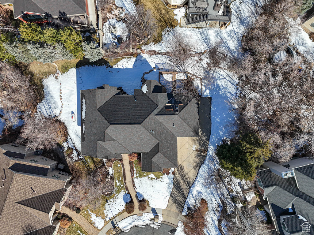 Snowy aerial view featuring a residential view