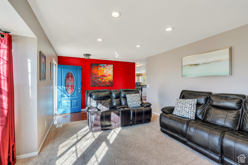 Living area with baseboards, carpet flooring, and recessed lighting