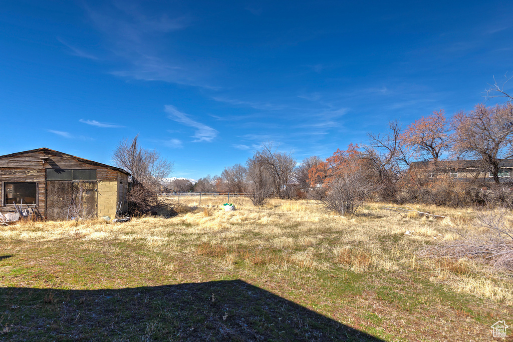 View of yard featuring an outbuilding