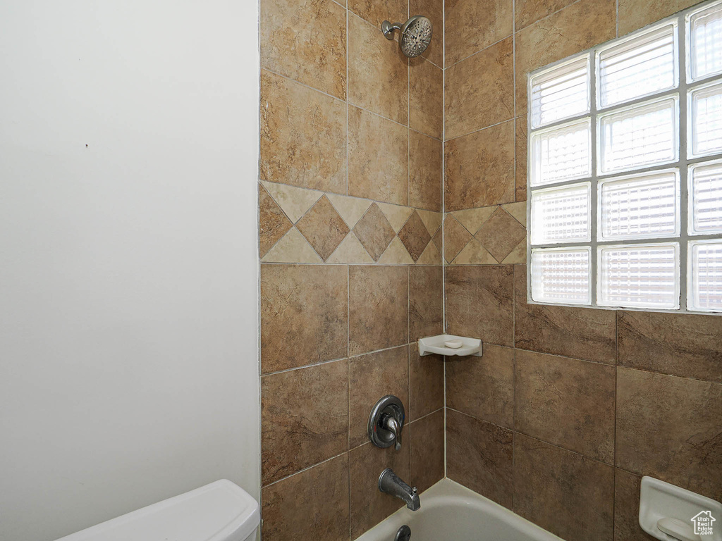 Details with toilet and shower / bathtub combination