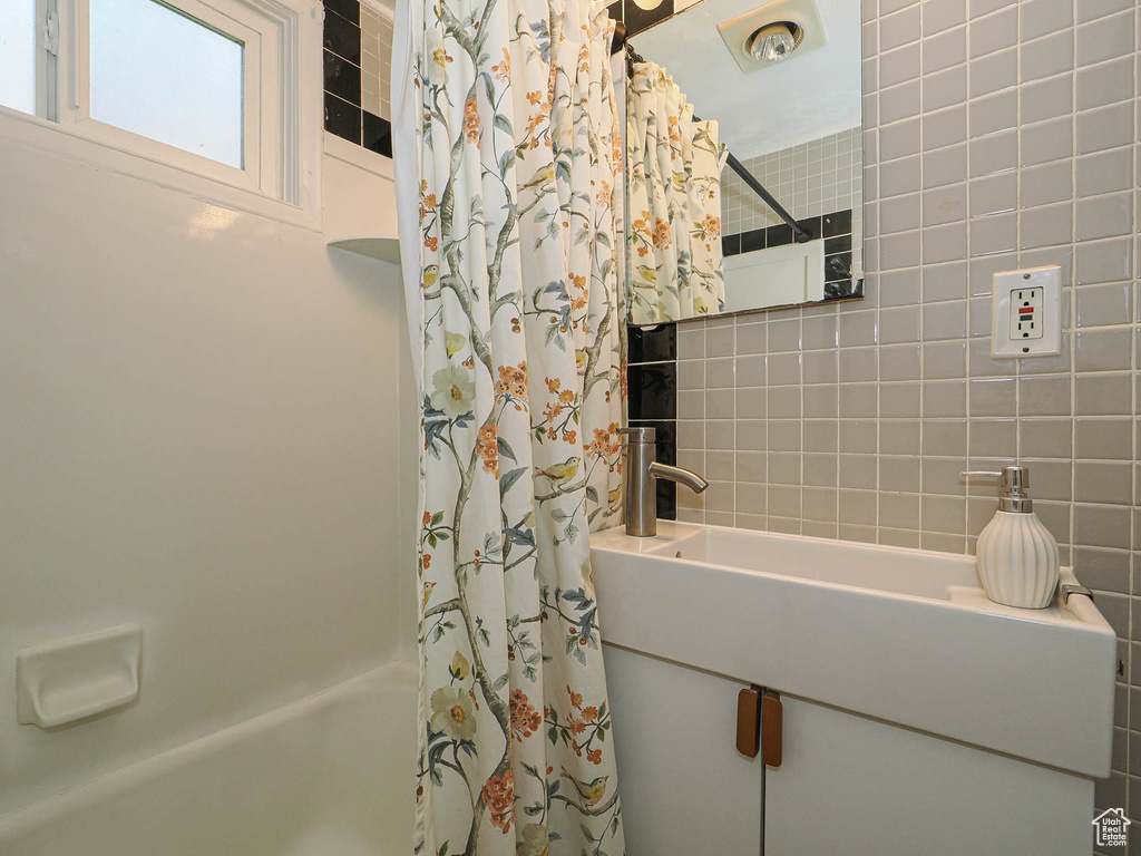 Full bathroom featuring shower / bath combination with curtain