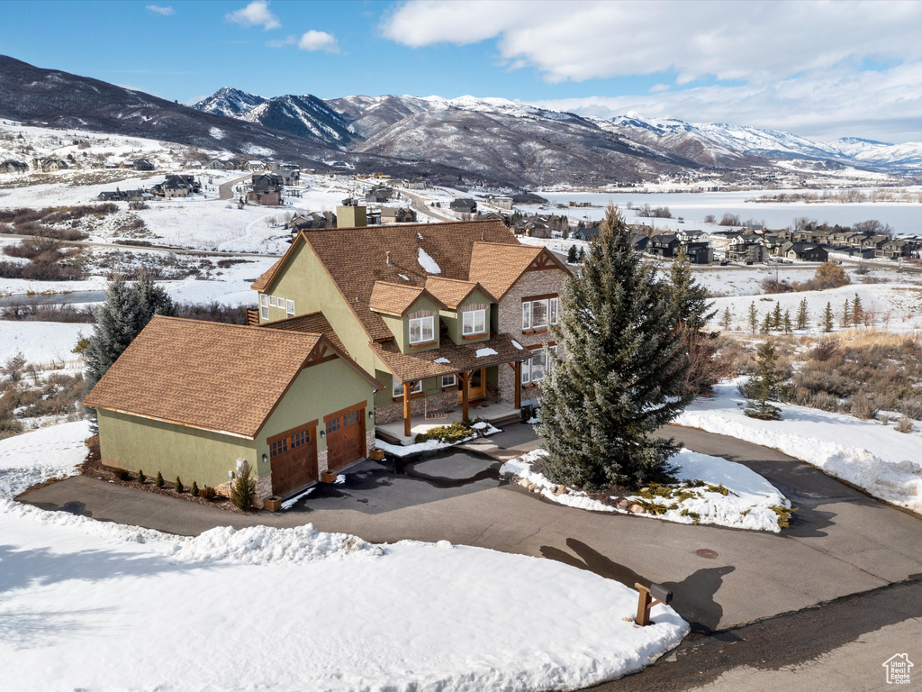 Snowy aerial view with a mountain view