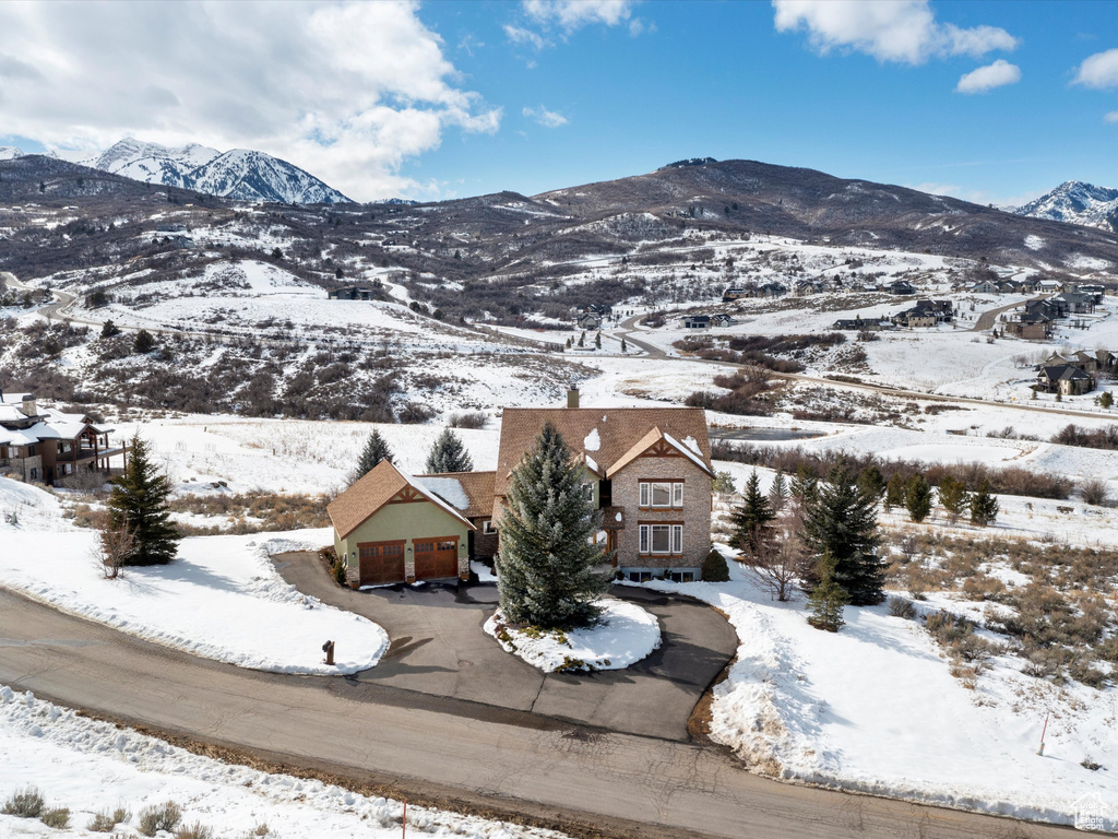 Snowy aerial view featuring a mountain view