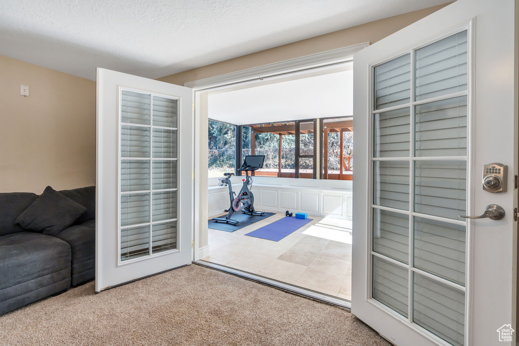 Entryway featuring carpet floors