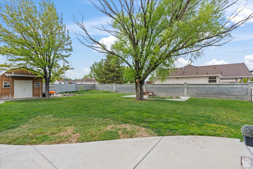 View of yard with a shed and an outbuilding