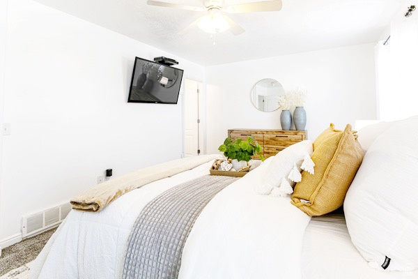 Bedroom featuring carpet, visible vents, ceiling fan, and baseboards