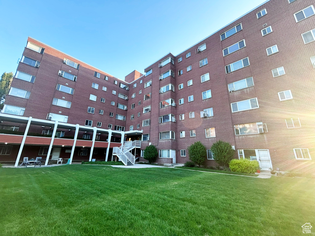 View of apartment building / complex