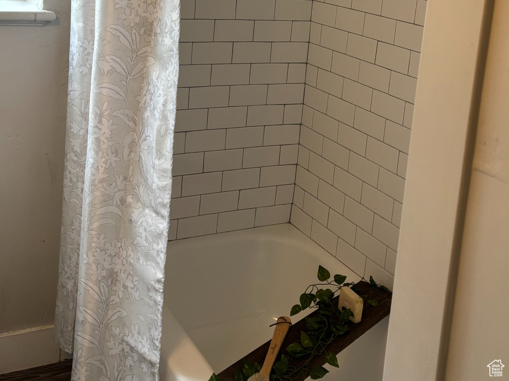 Full bath with shower / tub combo with curtain
