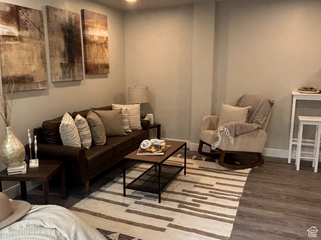 Living room with recessed lighting, wood finished floors, and baseboards