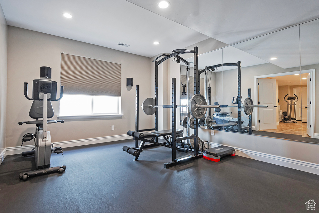 Workout room with recessed lighting, visible vents, and baseboards