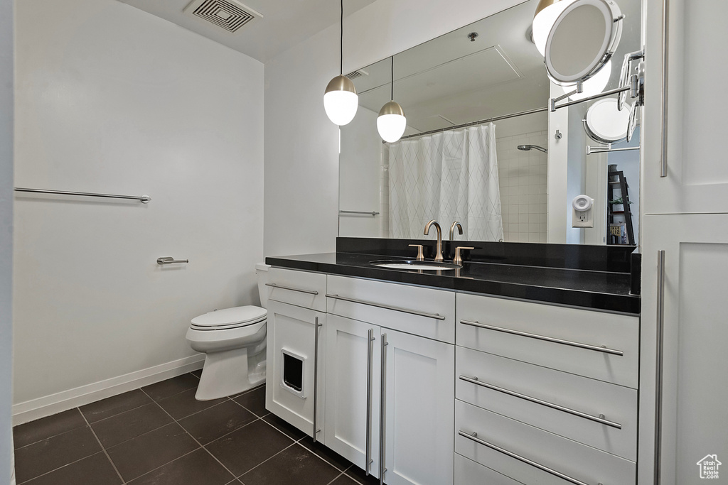 Bathroom with visible vents, a shower with shower curtain, toilet, baseboards, and tile patterned floors