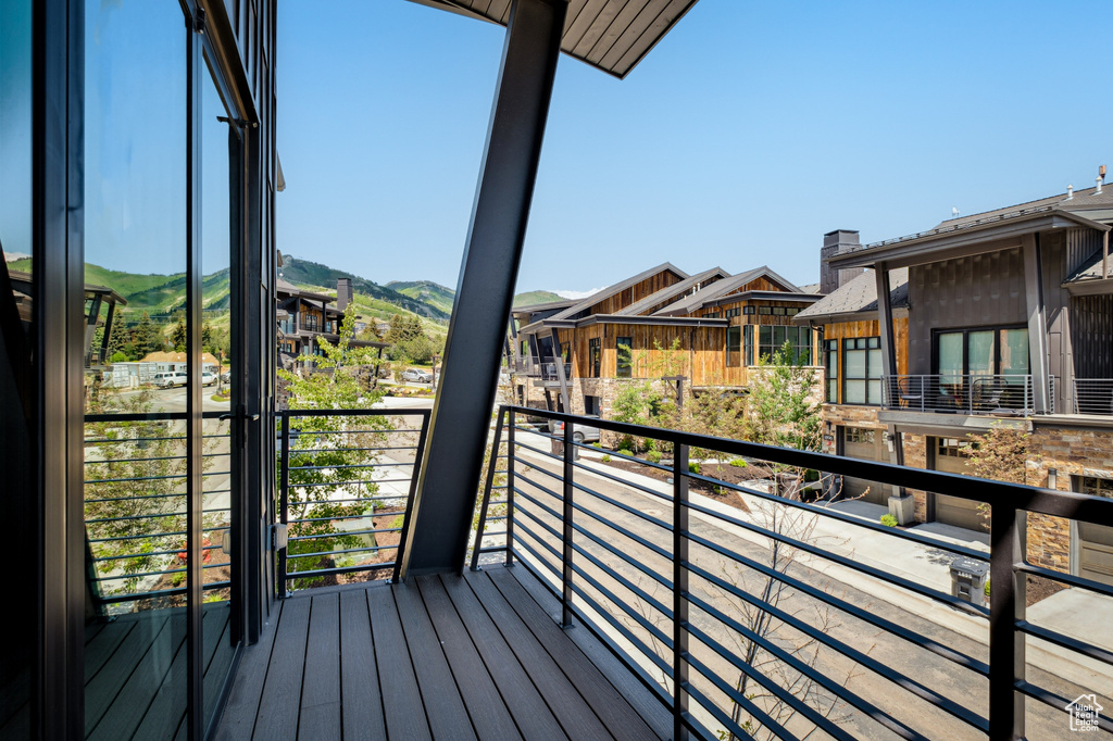 Balcony featuring a mountain view