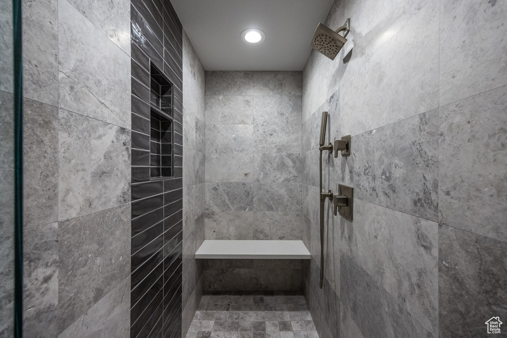 Full bathroom featuring a tile shower