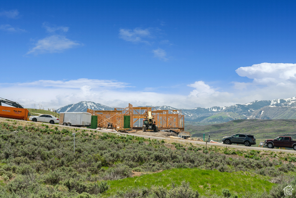 View of yard featuring a mountain view