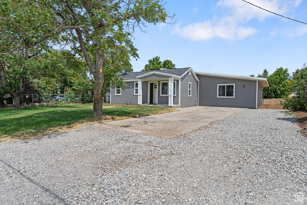 View of front facade with driveway