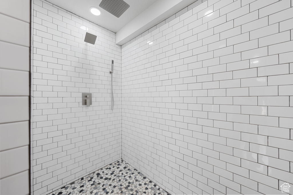 Bathroom with tiled shower and recessed lighting