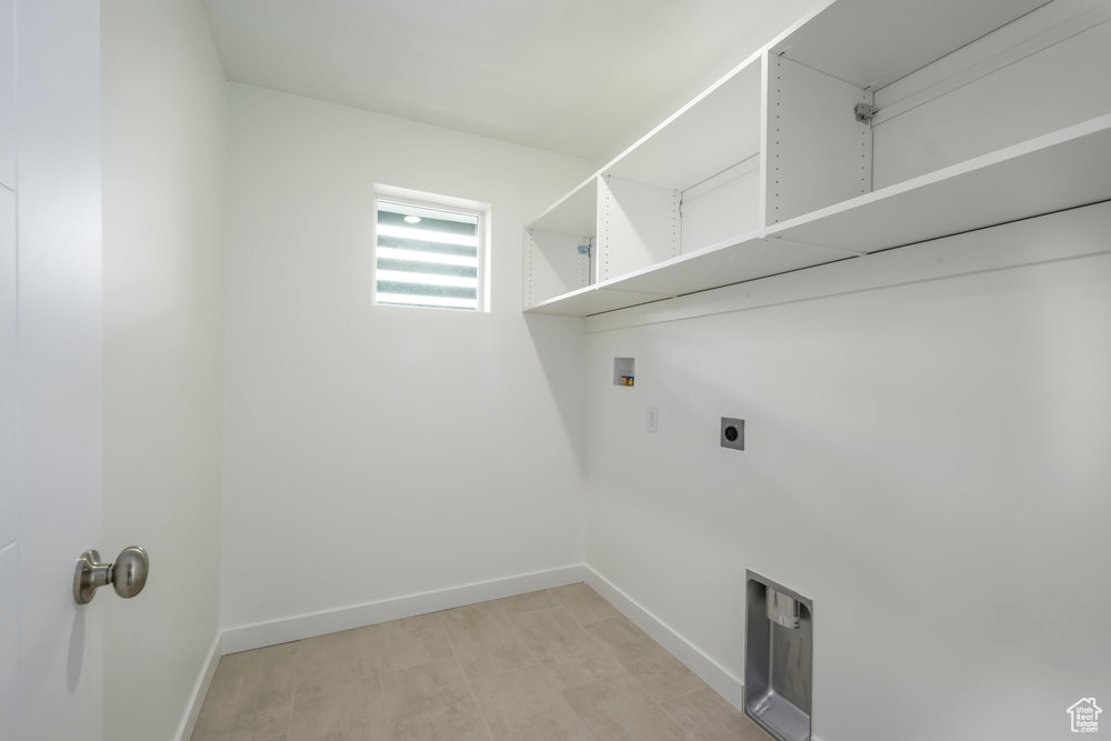 Laundry area with washer hookup, hookup for an electric dryer, and baseboards
