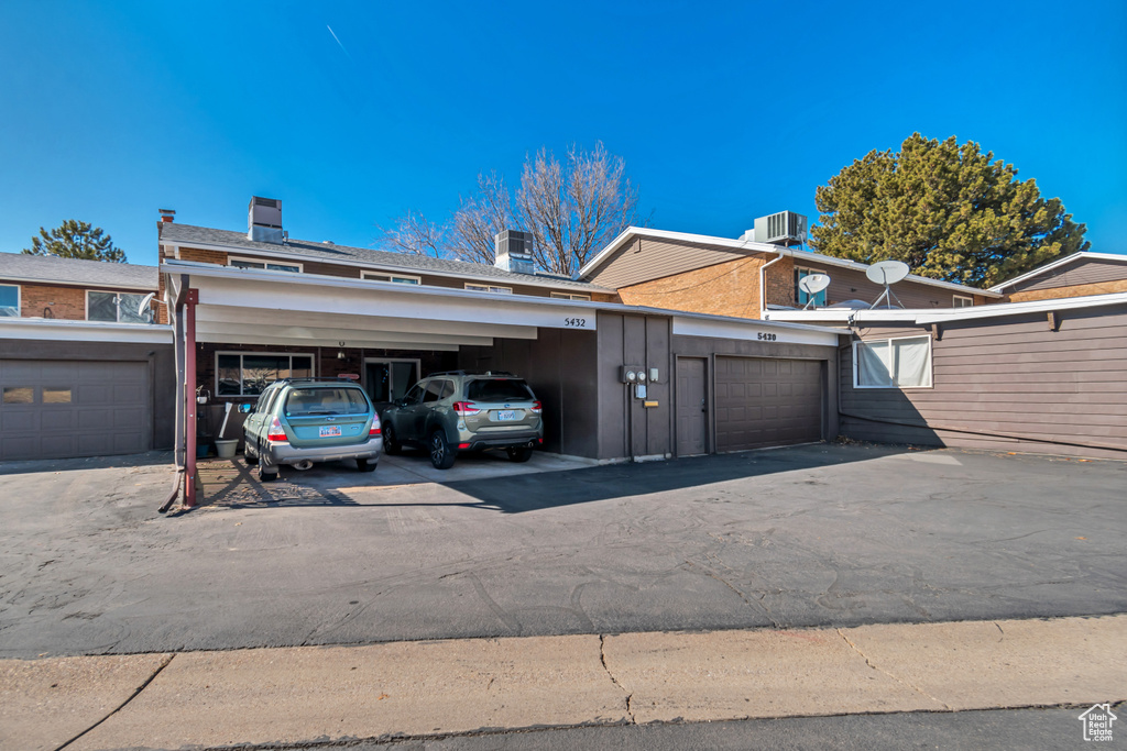 Garage with cooling unit