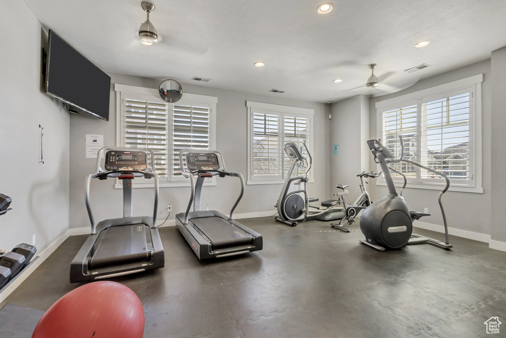 Workout area with a wealth of natural light, recessed lighting, visible vents, and baseboards