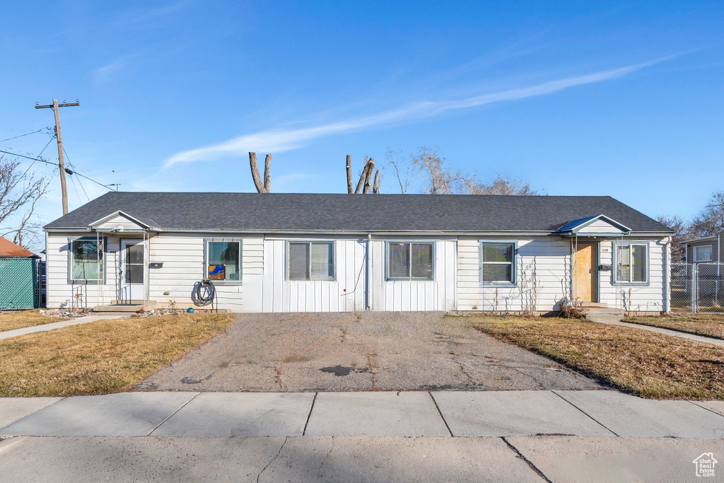 Ranch-style house featuring a front lawn