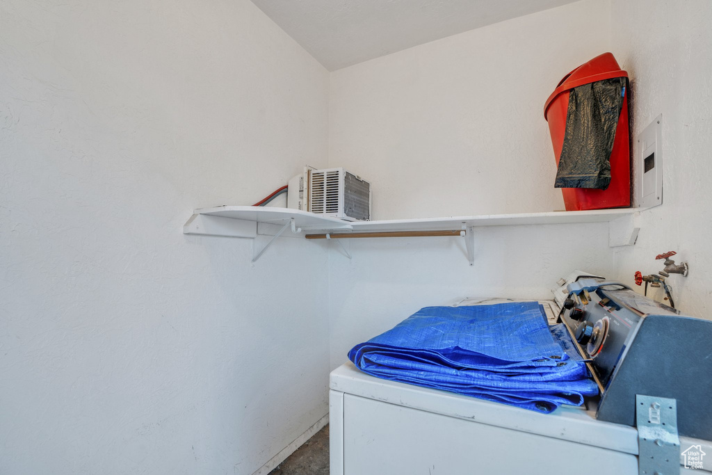 Laundry room with laundry area and washer / clothes dryer