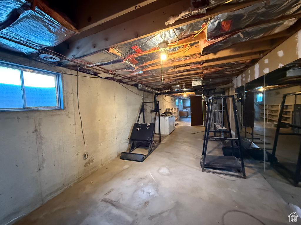 Below grade area featuring washing machine and dryer