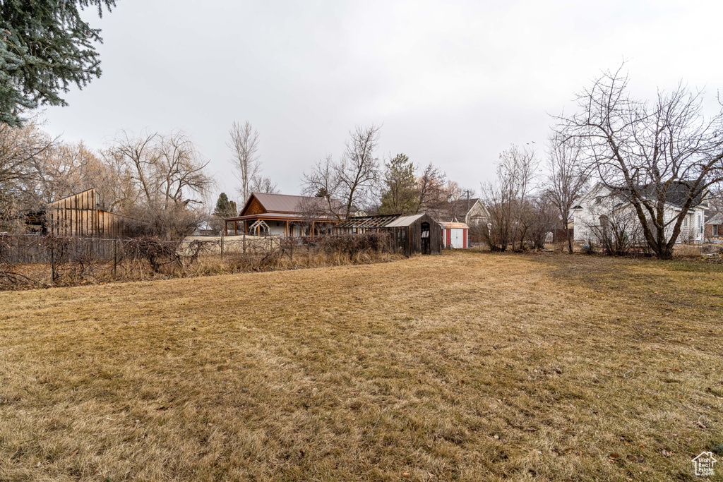 View of yard featuring a shed