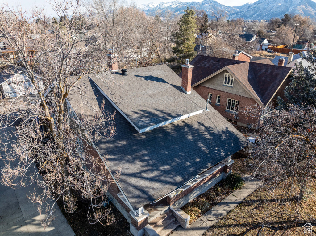 Aerial view with a mountain view