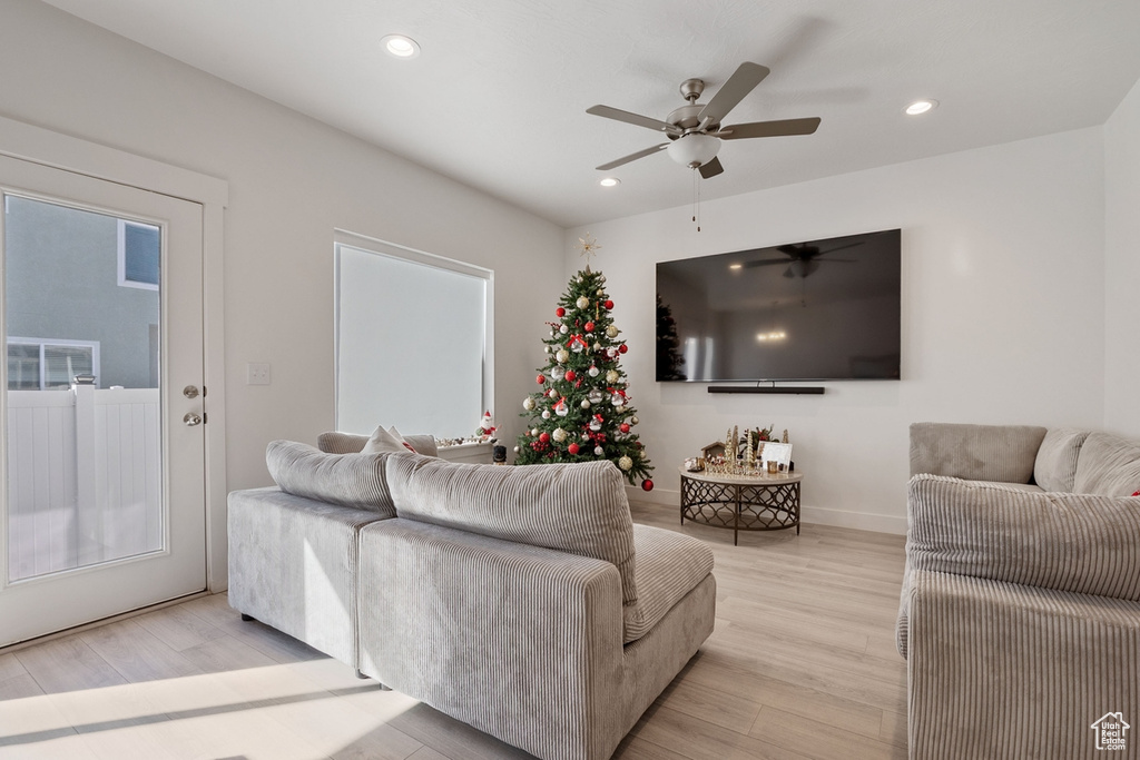 Living area with light wood-type flooring, baseboards, a ceiling fan, and recessed lighting