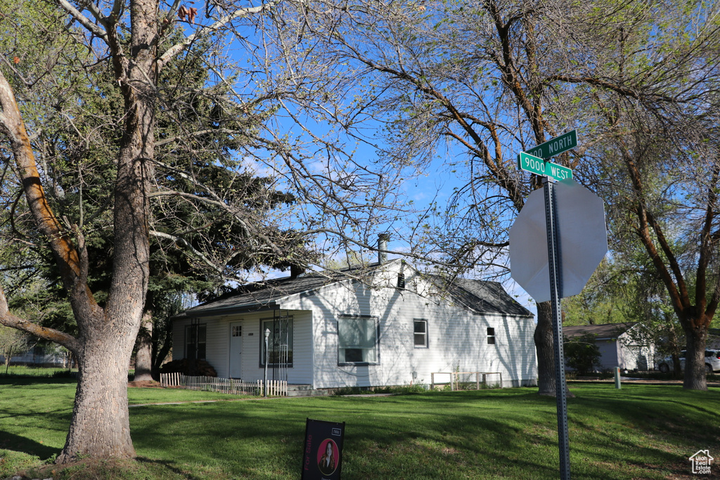 View of front facade featuring a front lawn