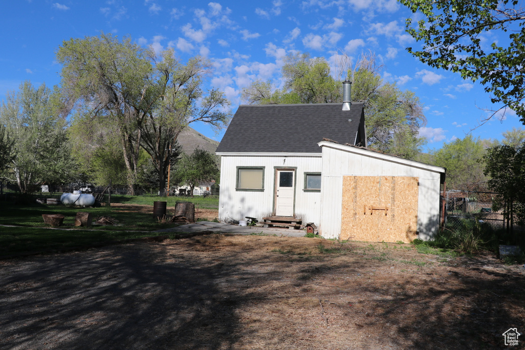 Garage featuring fence