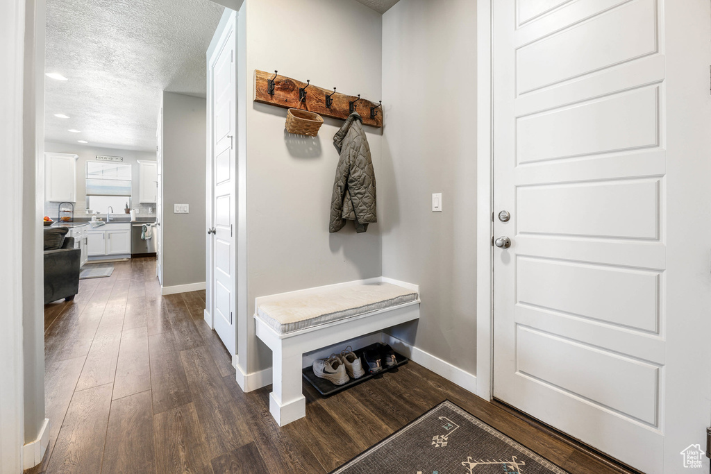 Mudroom with a textured ceiling, dark wood-style flooring, recessed lighting, and baseboards