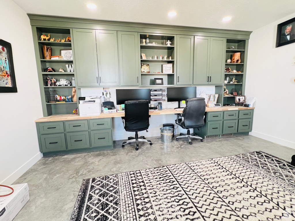 Office area with concrete flooring, recessed lighting, built in study area, and baseboards