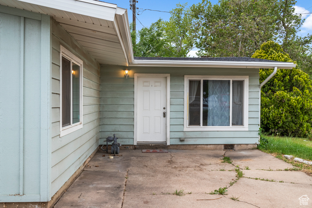 Entrance to property featuring a patio area