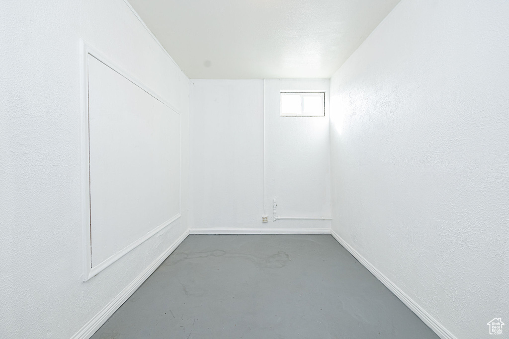 Empty room featuring concrete floors