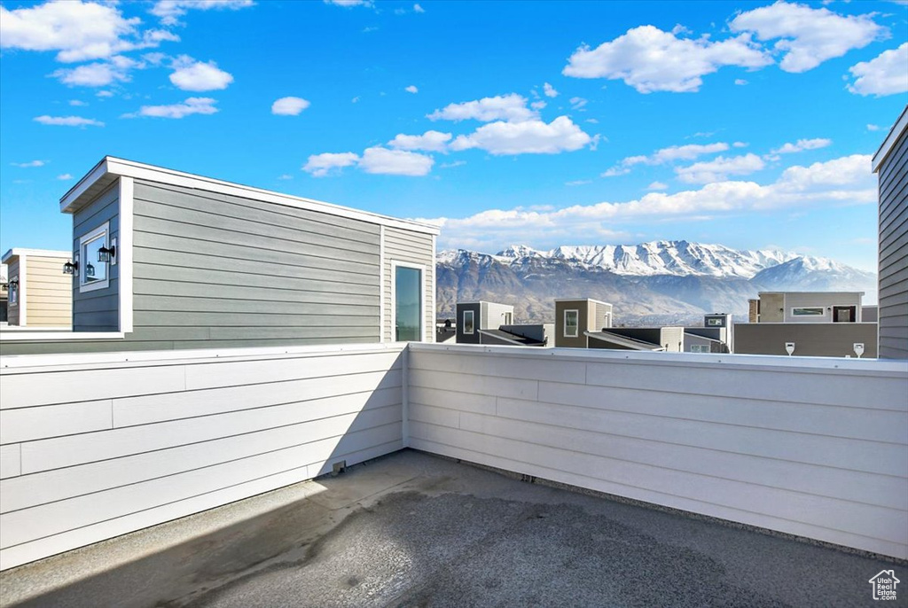 Balcony featuring a mountain view